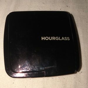 Hourglass ambient lighting powder